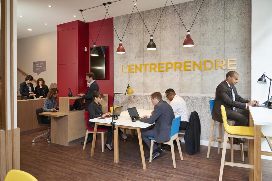 Une salle de réunion avec des entrepreneurs